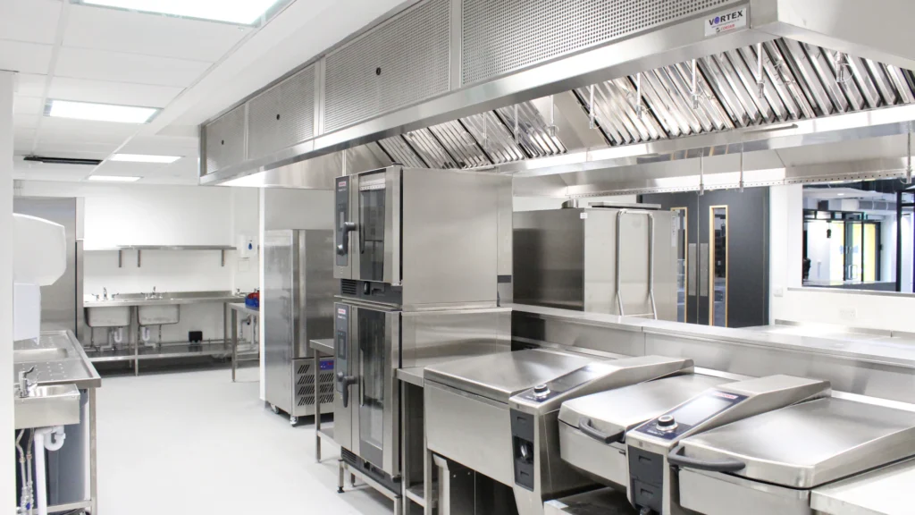 Cocina industrial con cámara frigorífica de acero inoxidable
