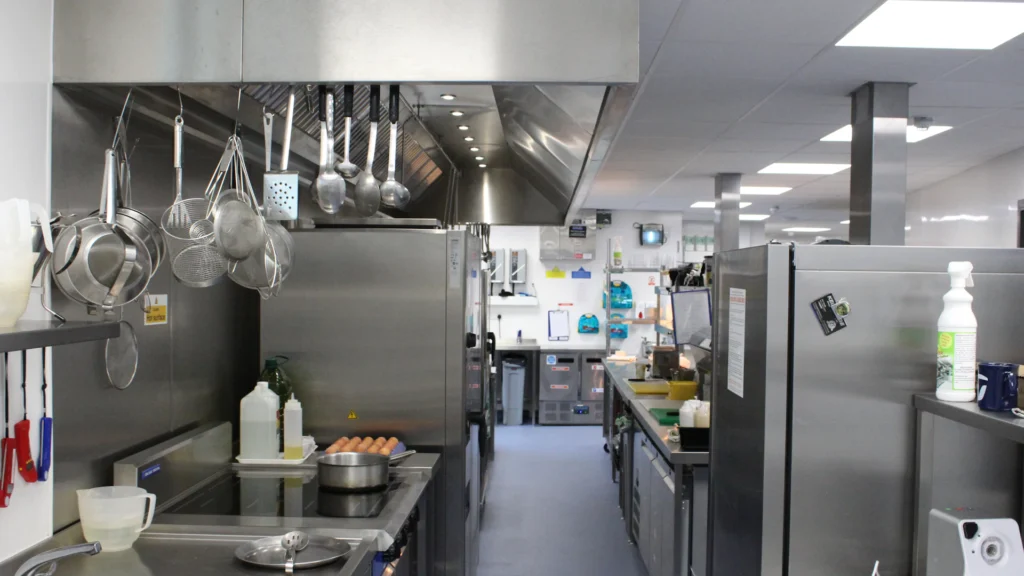 Zona de frío y cámara frigorífica en una cocina profesional