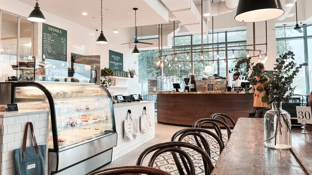 diseno de panaderia- Diseño de panadería: obrador, tienda y claves para vender más Interior de tienda tras el diseño de panadería