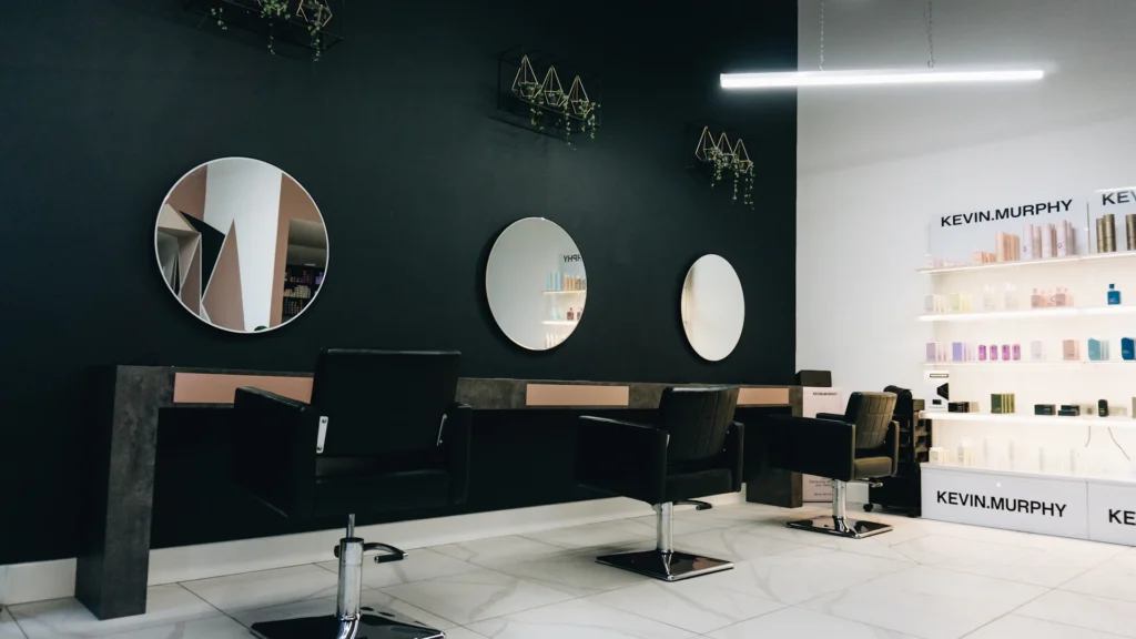 diseno de peluqueria- Diseño de peluquería: distribución, tocadores, lavacabezas e iluminación Salón con tocadores y espejos tras el diseño de peluquería