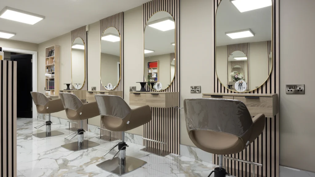 Sillones de corte en un diseño de peluquería moderno
