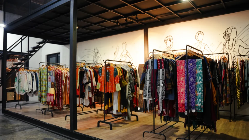 diseno de tienda de ropa- Diseño de tienda de ropa: distribución, iluminación y claves para vender más Interior con percheros tras el diseño de tienda de ropa