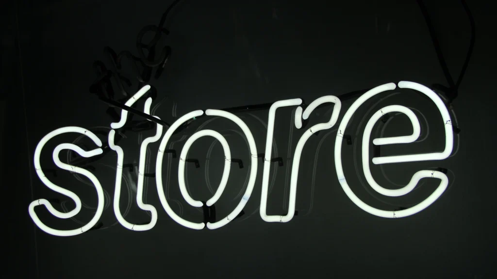 Rótulo luminoso en la fachada de local comercial