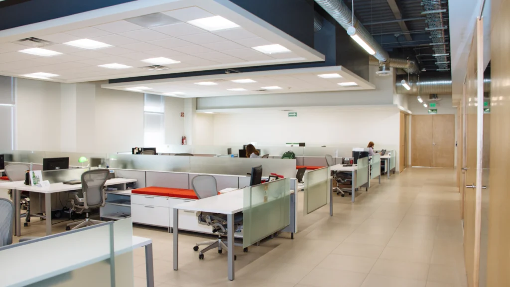falsos techos para locales- Falsos techos para locales comerciales: tipos, ventajas y cómo elegir Oficina con falsos techos registrables e iluminación integrada