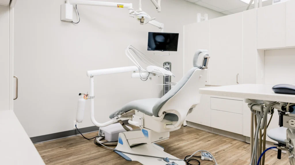 gabinete dental- Gabinete dental: medidas, distribución e instalaciones para diseñarlo bien Gabinete dental moderno con sillón y mobiliario