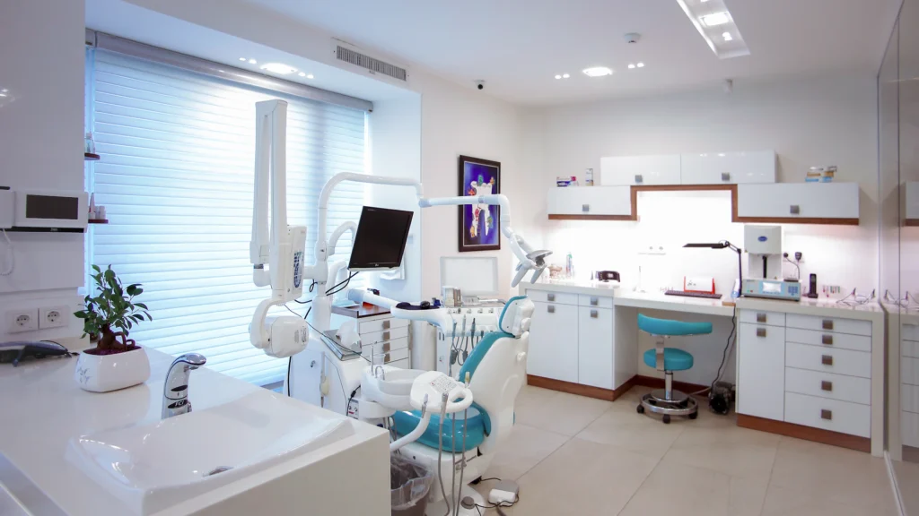 Sillón y equipamiento de un gabinete dental