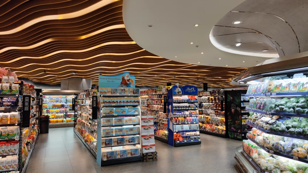 Tienda con lineales y mobiliario comercial a medida