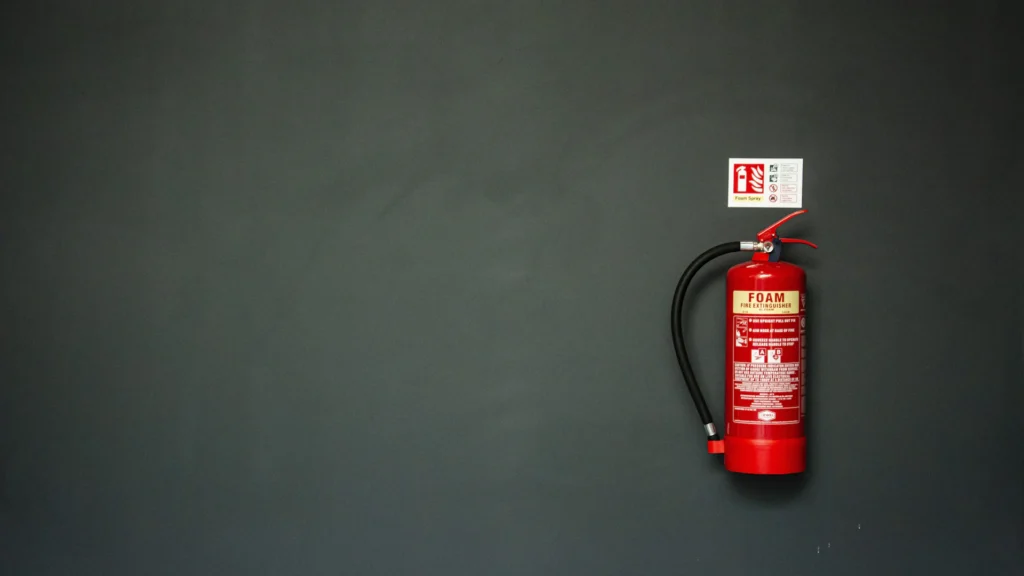 proteccion contra incendios en locales- Protección contra incendios en locales comerciales: normativa y medidas obligatorias Extintor de protección contra incendios en un local