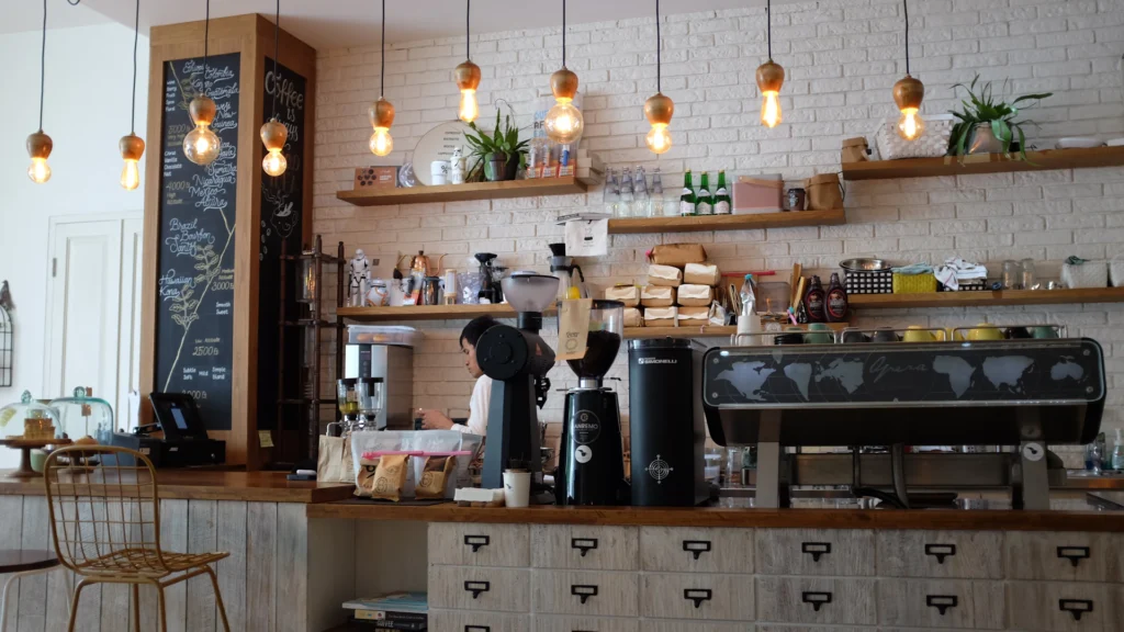 reforma de cafeteria- Reforma de cafetería: distribución, barra, licencias y claves para abrir Interior de una cafetería tras su reforma