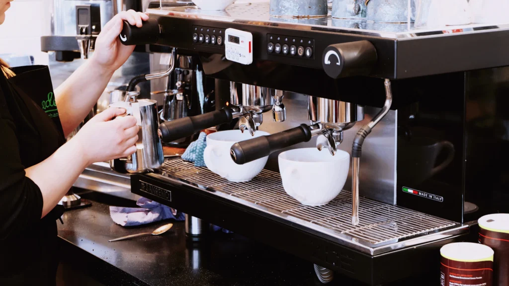 Barista en la barra después de la reforma de cafetería