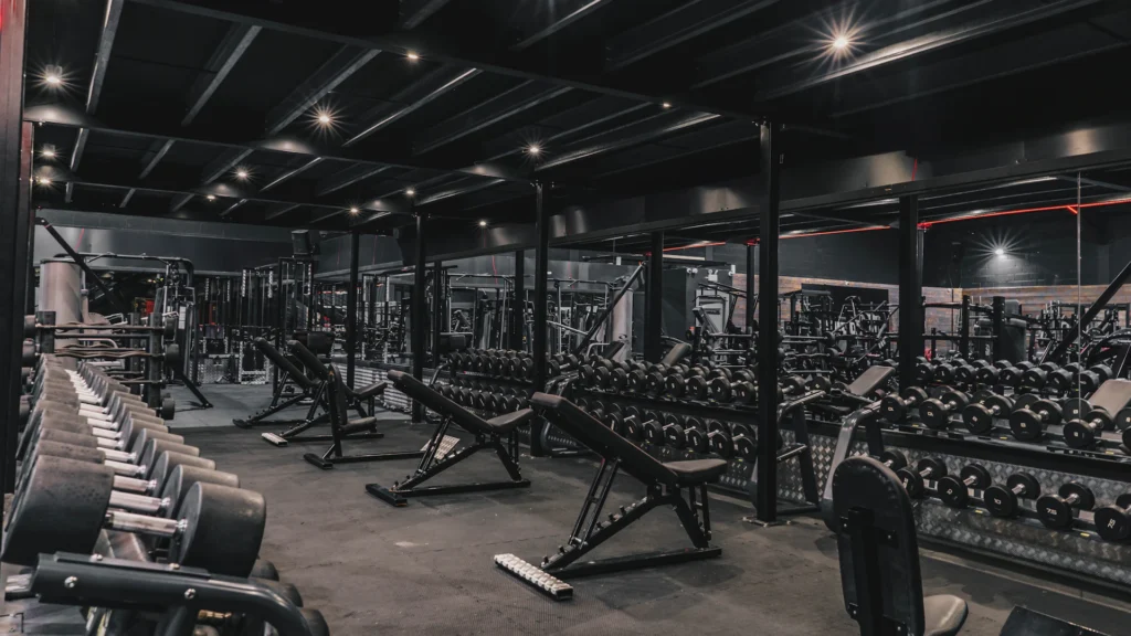 reforma de gimnasio- Reforma de gimnasio: suelos, acústica, vestuarios y claves de diseño Sala de musculación después de la reforma de gimnasio
