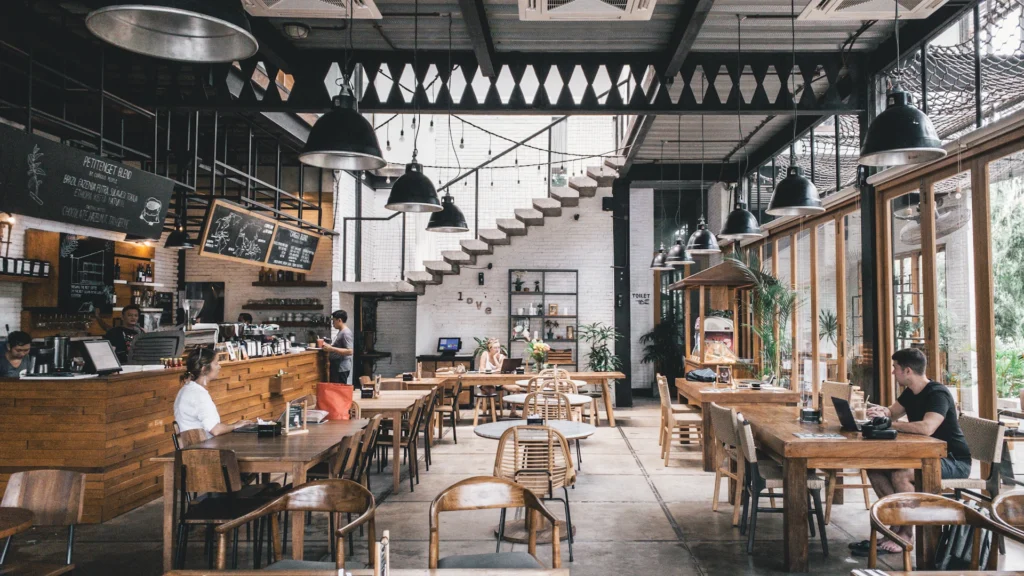 Cafetería con suelos para locales comerciales de madera