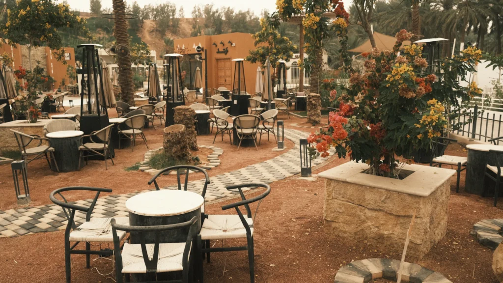terraza de restaurante- Terraza de restaurante: diseño, permisos y claves para rentabilizarla Terraza de restaurante con mesas y vegetación