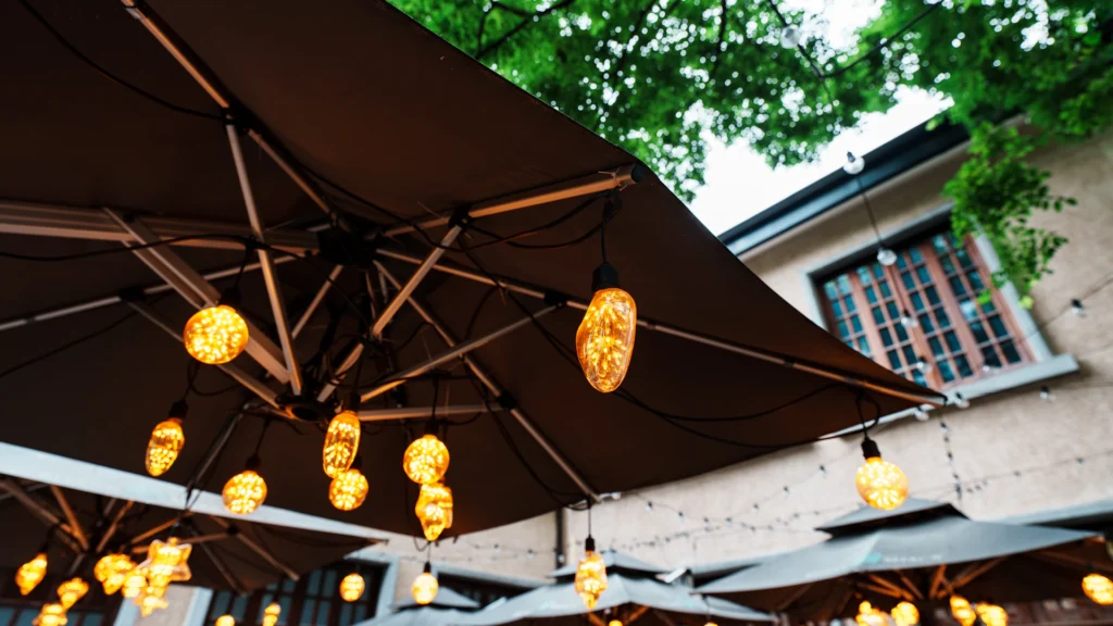 Terraza de restaurante con sombrillas e iluminación